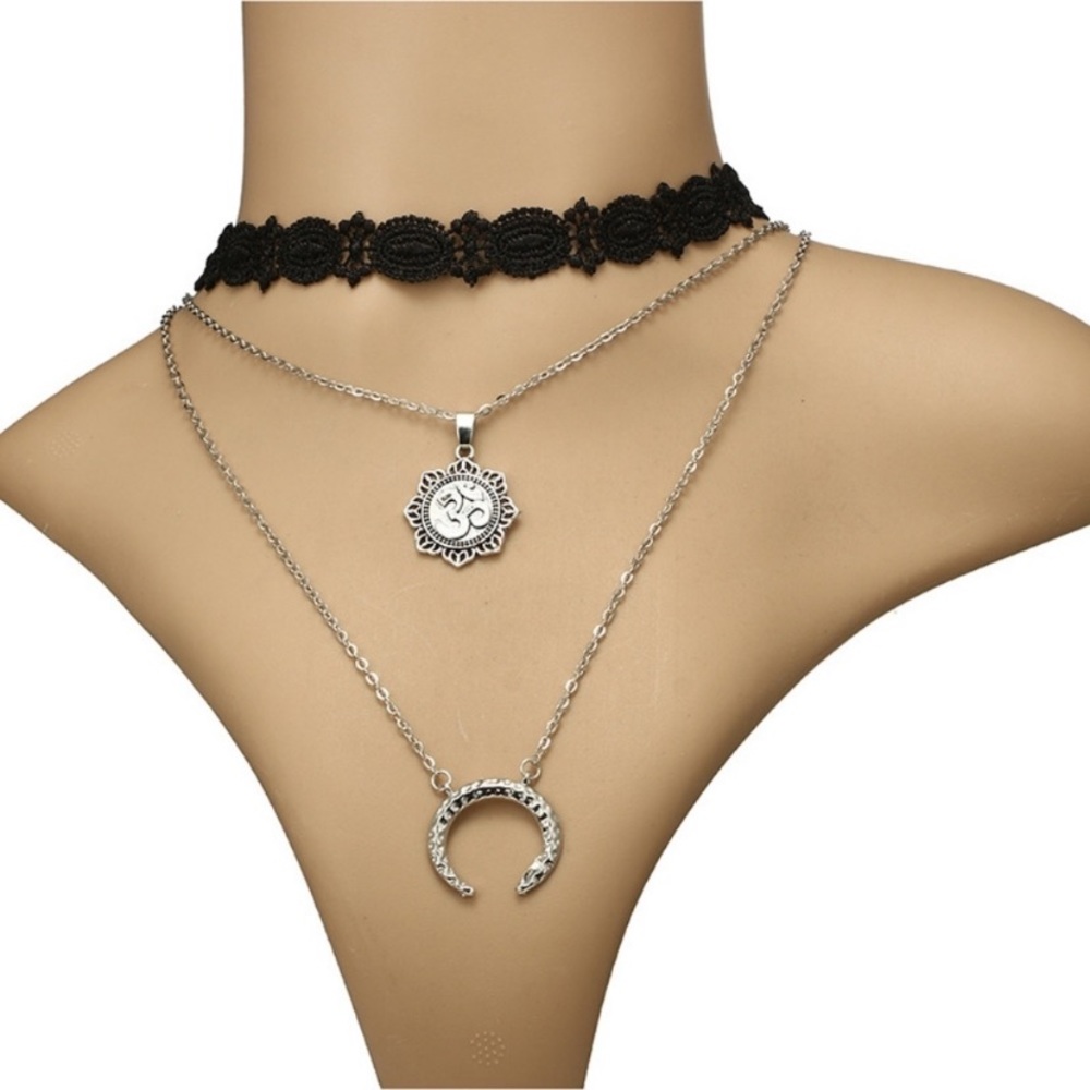 Om flower and lace choker set